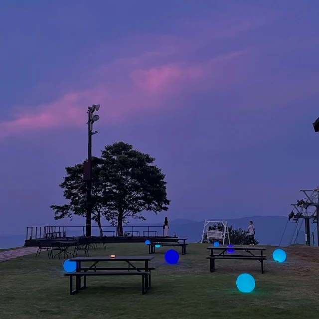 本日よりスタートしましたナイトゴンドラ2026
雨の地域もあったようですが
イオックスアローザは曇天で
無事初日を終えることができました

夕暮れ時の空色は
毎日の慌ただしい中では気付けない
優しい色合い

群青色に変わりゆく様は
本当に美しいひと時です

空の色を楽しみながら
ランタンの灯りでドリンクタイム♪
レストランも営業しておりますので
ぜひご利用ください

さて、明日19日のナイトゴンドラは
星空観察会にキャンドルナイトも開催
DAY TIMEは
レッキンミートイベントに
イオッティランド、ドッグランも営業しております

三連休を満喫中の皆さま、
ぜひイオックスアローザにも
お越しくださいね

それでは明日もお待ちしております