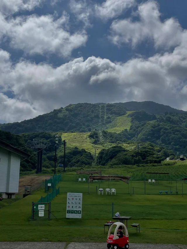8月11日(山の日)に予定しておりました「ナイトゴンドラ」は雨天予報のため、中止とさせていただきます

11日の夜は雨予報ですが、日中は曇天予報です！
せっかくの山の日、
ゴンドラで山頂ライフを楽しみませんか♪
散策したり
テイクアウトして外でスイーツしたり
爽やかな山風を体感したり
ステキな山の日ライフを
お過ごしください

台風の影響のため、なかなかナイトゴンドラで
皆さまをお迎えできない状況をもどかしく思っております
天候が安定し、
皆さまを安全にお楽しみいただける準備を整え、
本日10日と13日〜15日
お待ちしております